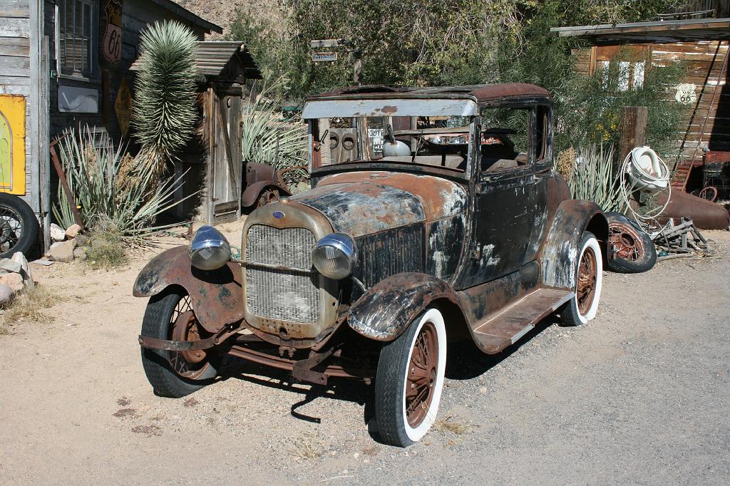 20081024 Route 66 036.jpg - Hackberry - Some old Ford?